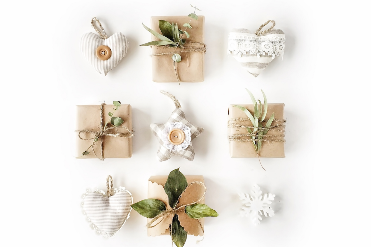 burlap wrapped gifts with white flowers
